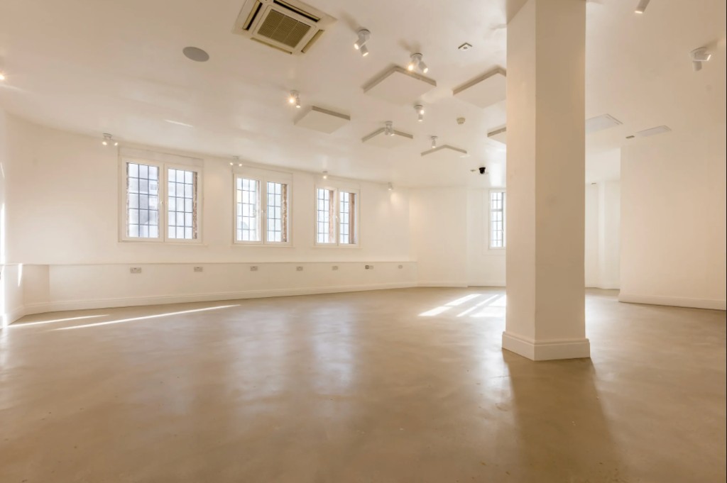 Kachette Annex with green-tiled bar and floor-to-ceiling windows